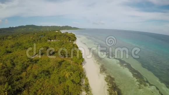 美丽的珊瑚礁和风景的海洋海岸空中观景视频的预览图