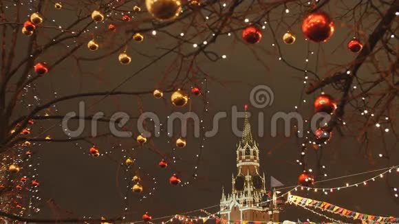 莫斯科为新年和圣诞节装饰教堂附近树枝上的圣诞球视频的预览图