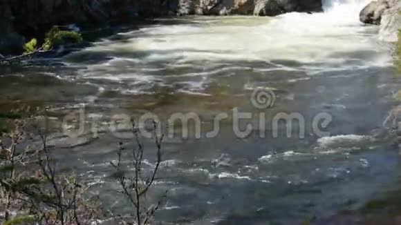 在岩石山脉的瀑布底部盘旋的水视频的预览图