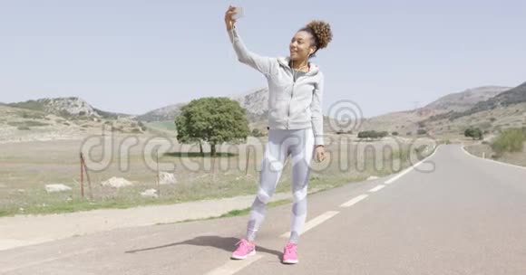 年轻女性在锻炼时拍照视频的预览图