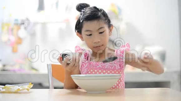 亚洲女孩用糖浆吃甜罗氏籽视频的预览图