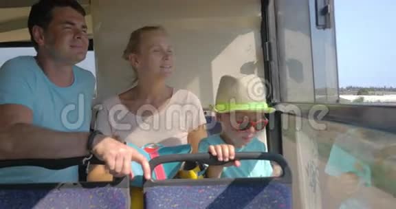 有孩子的家庭乘公共汽车向窗外看视频的预览图