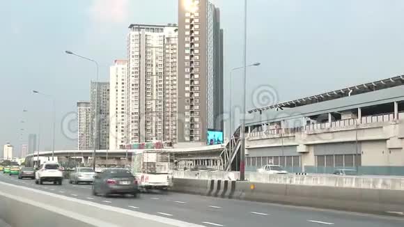 泰国曼谷SathornKalapapruek路的交通和空中列车视频的预览图