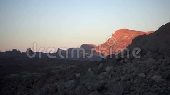 日出中的山脉视频的预览图