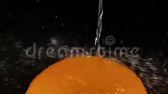 落在橙柑橘黑背景下的水视频的预览图