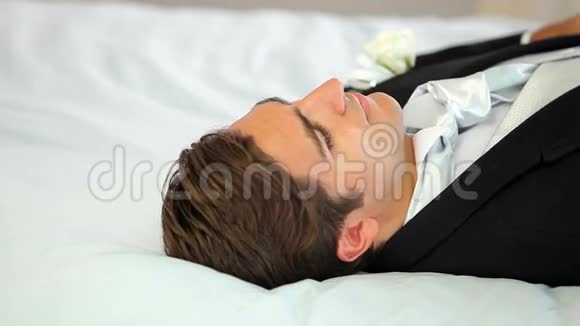 新郎在婚礼前躺下视频的预览图