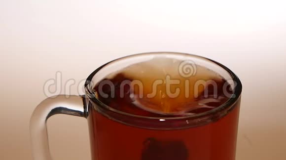 糖落到杯茶的底部顶部视图视频的预览图
