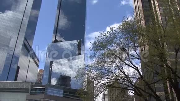 纽约摩天大楼在阳光明媚的日子里视频的预览图