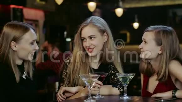 一群年轻人在酒吧里聊天碰杯视频的预览图