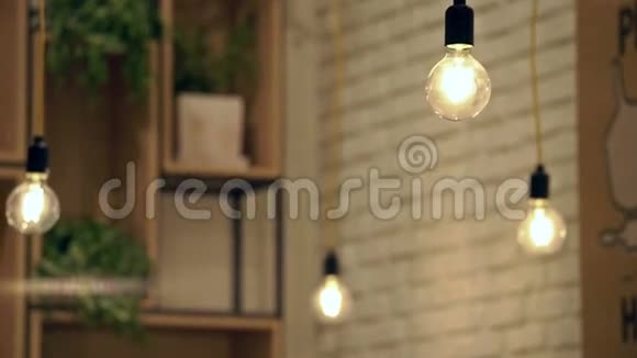 悬挂在咖啡厅的灯泡吊坠视频的预览图