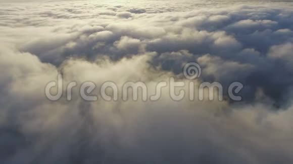 从飞机上看到的云飞越地球视频的预览图
