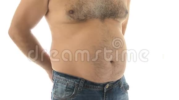 成熟的胖子用卷尺测量他的腹部视频的预览图