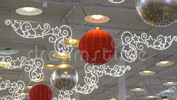 节日装饰品大球彩色花环视频的预览图