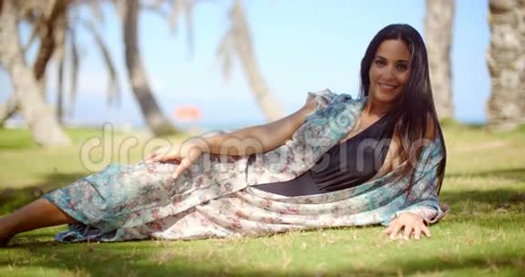 海滩女士在草地上穿着轻松的衣服视频的预览图