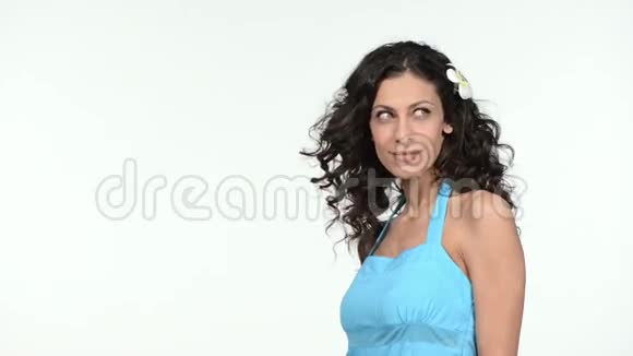 头发随风飘动的女人对着镜头轻吻视频的预览图