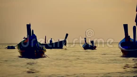 剪影长尾小船漂浮在安达曼海上小船驶过金光闪闪视频的预览图
