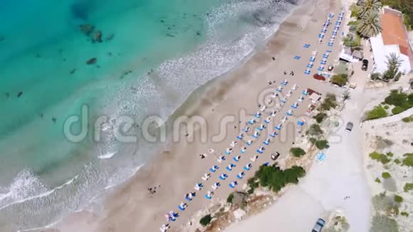 清澈的地中海沙滩鸟瞰塞浦路斯视频的预览图