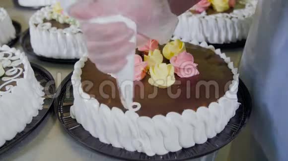 蛋糕装饰在蛋糕厂装饰蛋糕的工人糖果厂视频的预览图