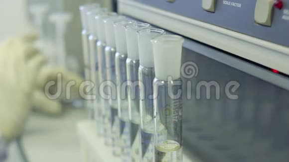 使用玻璃烧瓶的化验师医学实验室的试管视频的预览图