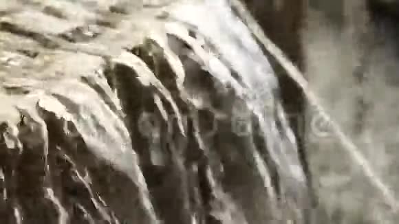 喷泉水流过边缘就像人造的小石头瀑布视频的预览图