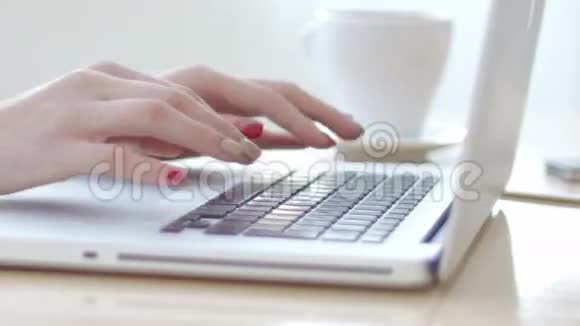 女性手在笔记本电脑上扭动视频的预览图