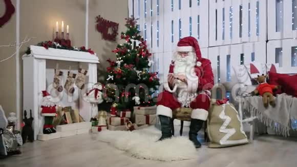 智能手机上的圣诞老人变焦触摸屏客房视频的预览图