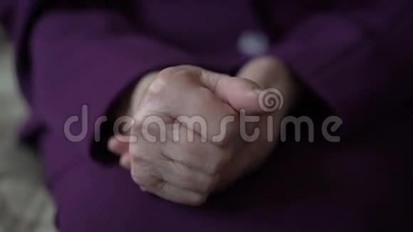 老妇人竖起大拇指手势良好孤立在自己身上慢慢地视频的预览图