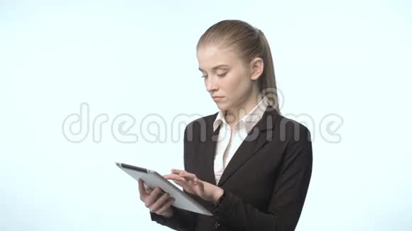 一个穿着平板电脑商务套装的漂亮女人视频的预览图