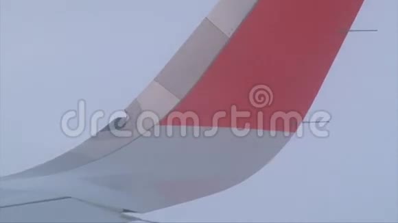 带导航灯的红翼飞机视频的预览图
