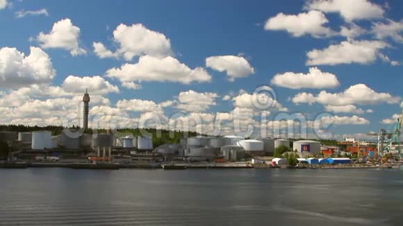 港口的燃料和货物综合体瑞典斯德哥尔摩视频的预览图