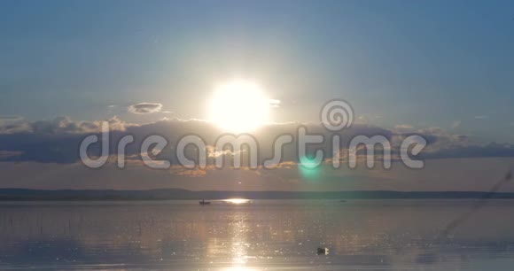 日落于湖面云水天空中的圣视频的预览图