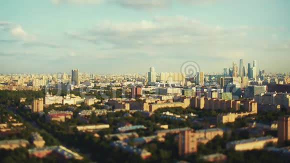 随着现代化的摩天大楼傍晚城市景观的倾斜时间流逝视频的预览图