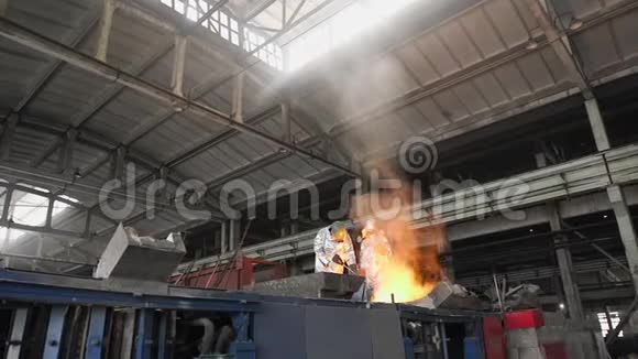 在工厂里用液态金属工作的人金属工厂视频的预览图