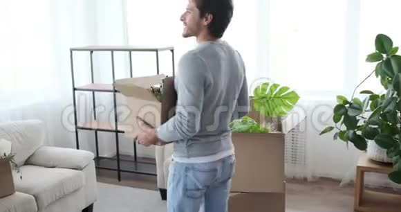 快乐男人搬进新公寓视频的预览图