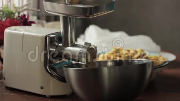 小家庭生产用苹果榨取苹果酱视频的预览图