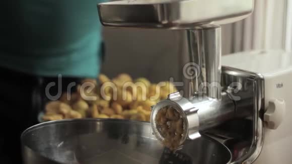 小家庭生产用苹果榨取苹果酱视频的预览图