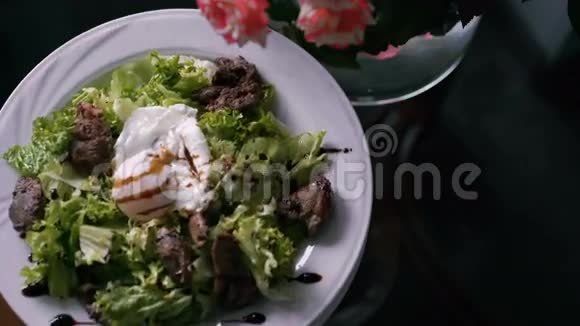 旋转4K美味餐厅菜肴的展示视频的预览图