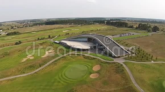 一架无人机飞过一座绿色高尔夫球场视频的预览图