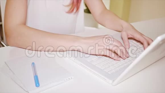 在家用笔记本电脑工作的小企业主视频的预览图