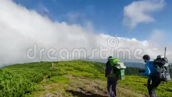 云飞过山岭和徒步旅行路线视频的预览图