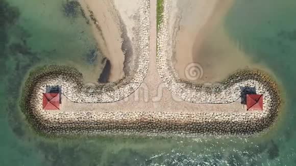 美丽的萨努尔海滩和印度尼西亚巴厘岛背景下的城市的空中足迹视频的预览图