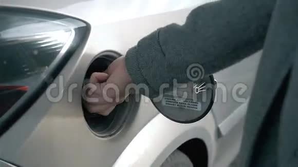 运输和所有权概念男子在加油站汽车中抽汽油燃料视频的预览图