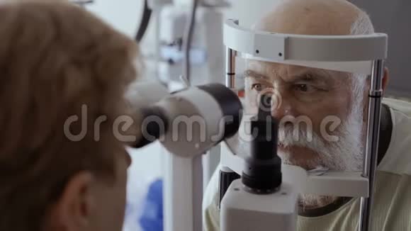 眼科医生用现代设备检查老人视力视频的预览图