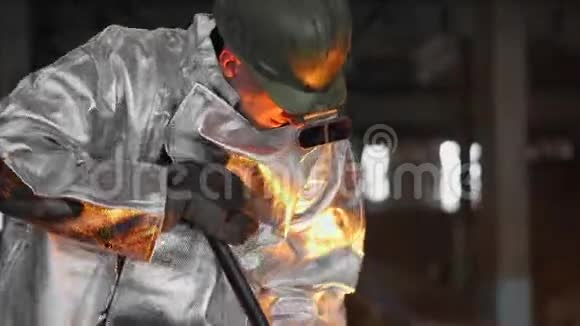 在工厂里用液态金属工作的人金属工厂视频的预览图