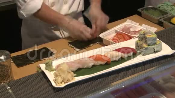在寿司酒吧准备食物4个中的4个视频的预览图