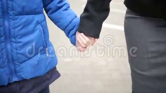 母女俩在街上散步寒冷的秋天手牵手视频的预览图