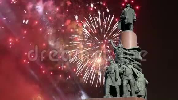 莫斯科市中心卡鲁兹弗拉基米尔列宁纪念碑1985雕塑家建筑师马卡雷维奇和焰火视频的预览图