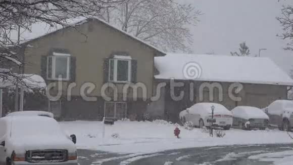 大雪郊区的房子视频的预览图