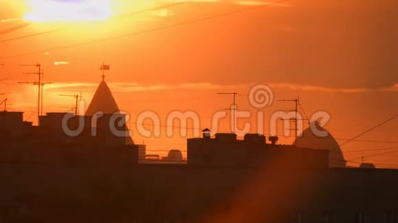 城市建筑屋顶上的日落视频的预览图