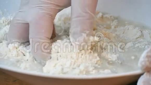 用手把面粉和酵母混合在碗里视频的预览图